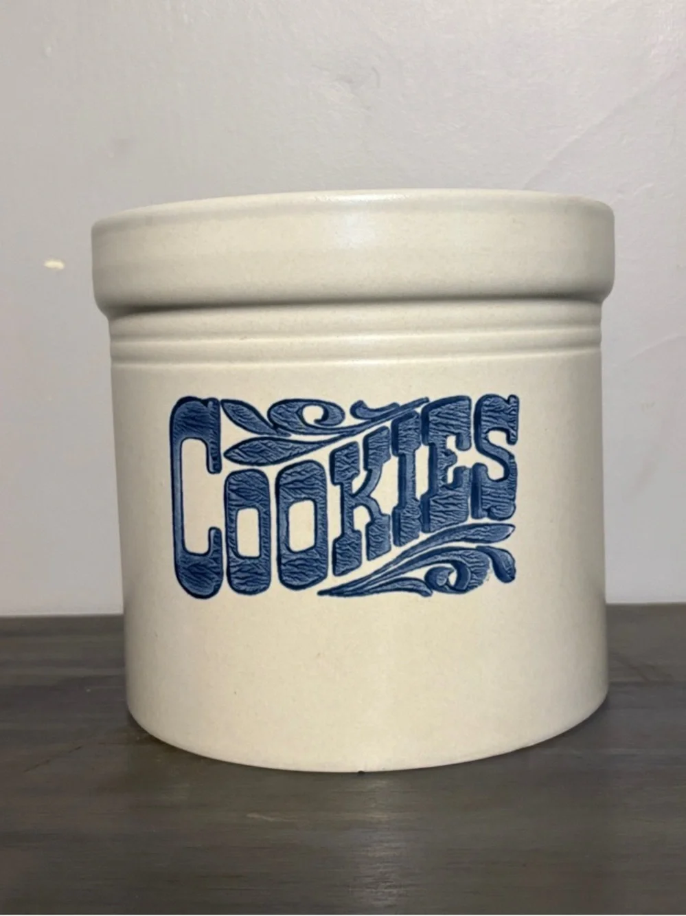 Yorktowne by Pfaltzgraff Stoneware cookies Canister. 2 1/2 qt 507